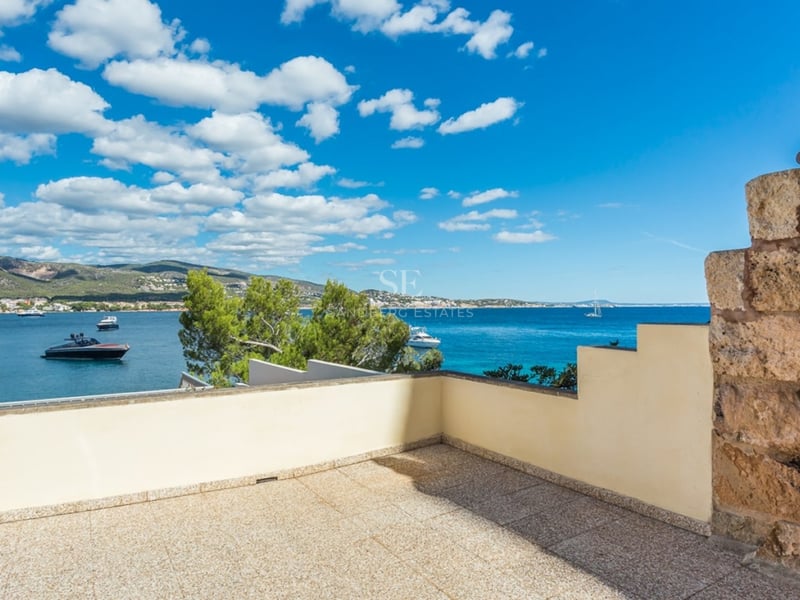 Vue extérieure d'une villa moderne avec piscine, jardin paysager et vastes terrasses. Architecture contemporaine avec des lignes épurées et de grandes fenêtres.