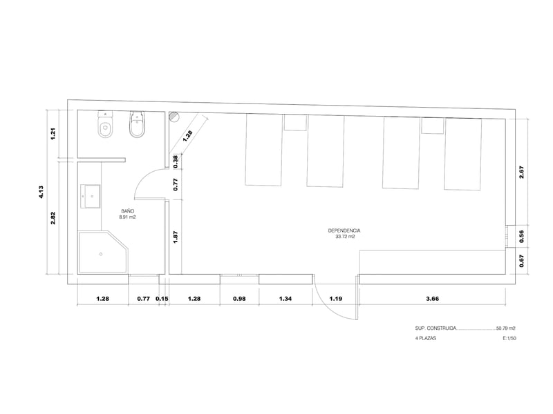 Plan d'architecte détaillé d'une unité de 50 mètres carrés comprenant quatre lits et une salle de bain complète.