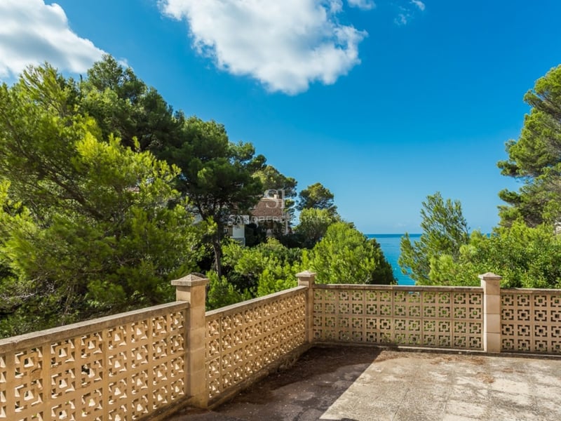 Vaste terrasse avec piscine, transats et vues panoramiques. Design moderne, idéal pour la détente et les loisirs en plein air.