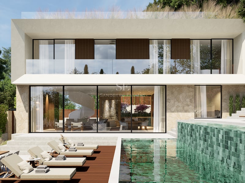 Façade arrière d'une villa moderne de deux étages avec piscine émeraude, terrasse en bois et grandes baies vitrées.