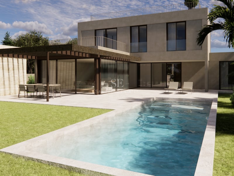 Piscine rectangulaire bleue à côté d'une villa moderne de deux étages avec pergola en bois et pelouse.