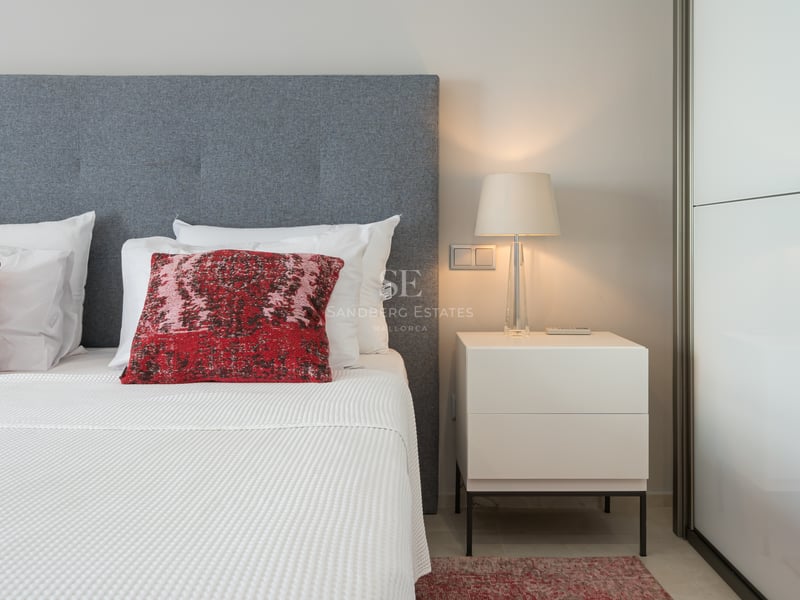 Vaste salon lumineux avec cheminée, baies vitrées panoramiques et décoration minimaliste. Vue sur la mer Méditerranée.