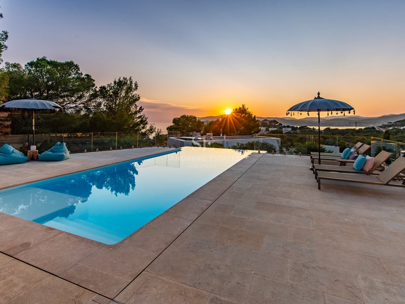 Vue extérieure d'une maison moderne avec piscine, jardin soigné et grandes fenêtres. Design architectural élégant et minimaliste.