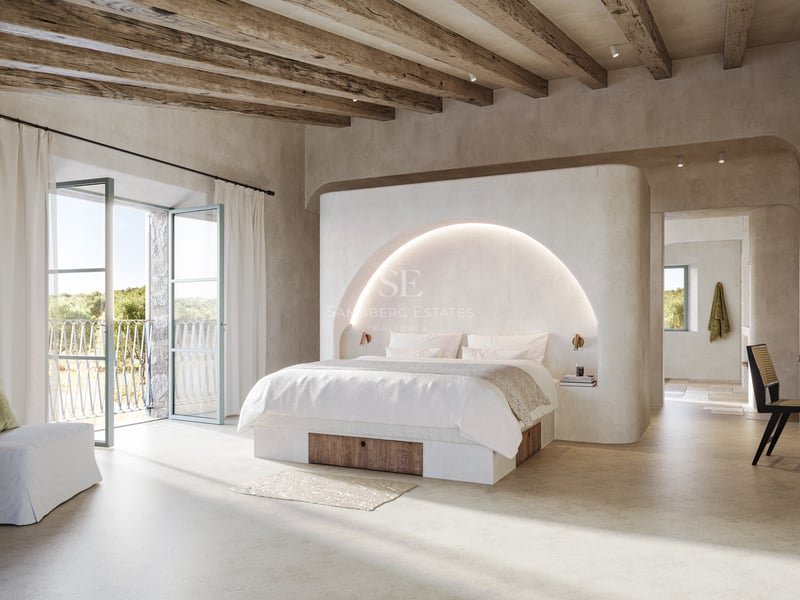 Chambre spacieuse avec poutres en bois, arche rétroéclairée et portes-fenêtres ouvrant sur un paysage naturel.