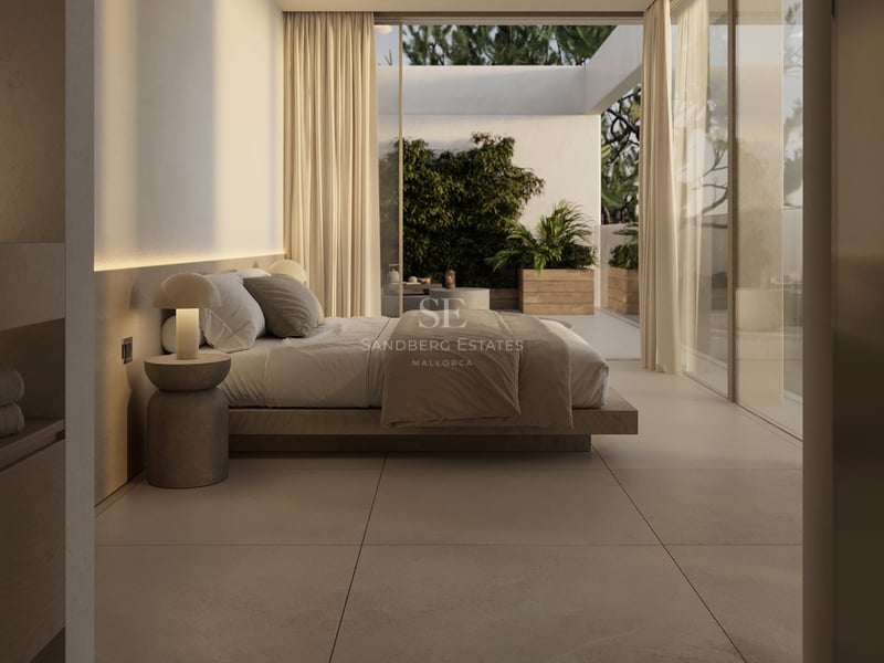 Chambre principale de luxe minimaliste avec lit en bois, carrelage en pierre et baies vitrées vers la terrasse.