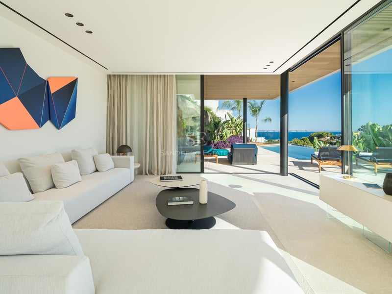 Vue extérieure d'une villa moderne avec piscine, grandes fenêtres et aménagement paysager luxuriant. Design minimaliste.
