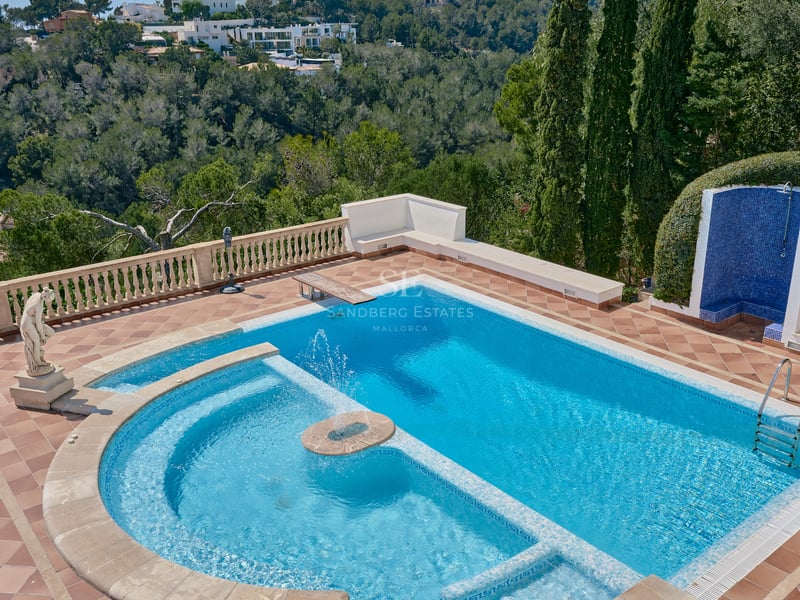 Vue aérienne d'une piscine rectangulaire avec spa intégré, terrasse en terre cuite et panorama sur les collines.