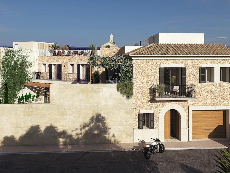 Fachada de villa de lujo con piedra natural, tejado de terracota, entrada en arco y terraza en la azotea.