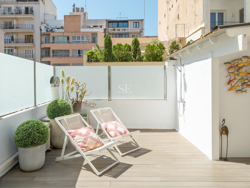 Vaste terrasse avec piscine à débordement, transats et vues spectaculaires. Design moderne et minimaliste avec des matériaux de haute qualité.