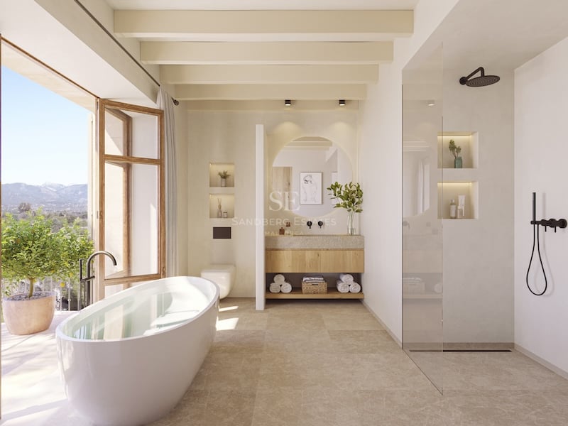 Salle de bain moderne avec baignoire îlot près d'un balcon, poutres en bois au plafond et douche à l'italienne.