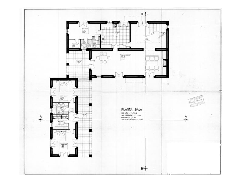 Plan d'architecte professionnel du rez-de-chaussée d'une villa comprenant les espaces de vie, la cuisine et les chambres.