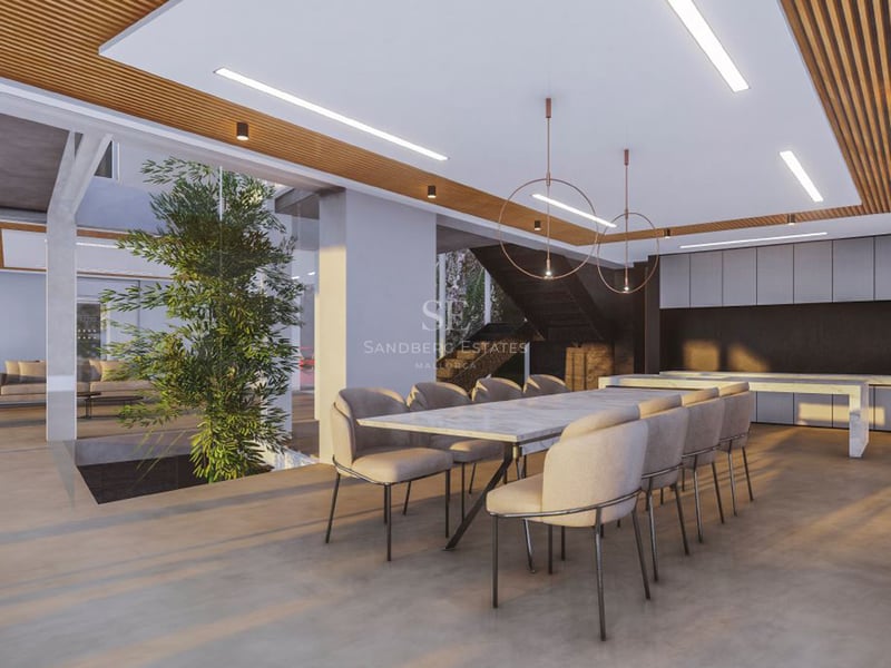 Salle à manger élégante avec table en marbre, chaises en velours beige et arbre intérieur sous un plafond en lattes de bois.