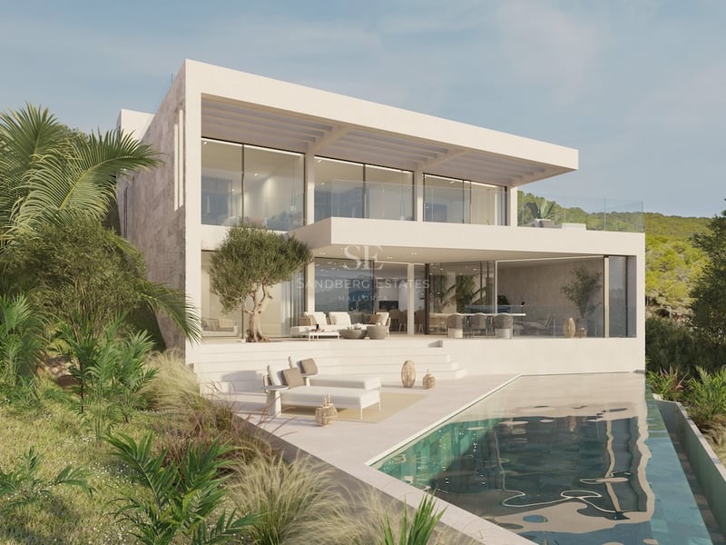 Villa moderne de deux étages avec façade blanche, grandes baies vitrées, piscine à débordement et chaises longues.