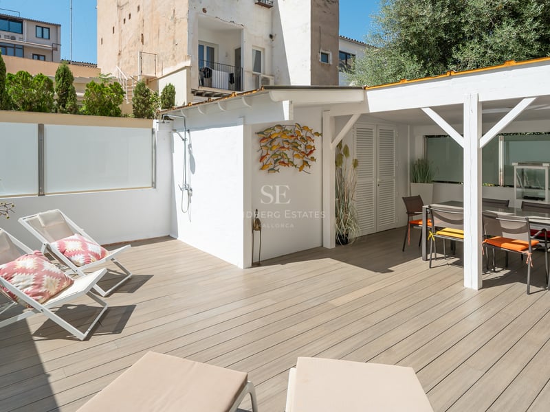 Vue extérieure d'une villa moderne avec piscine, jardin et grandes baies vitrées offrant une lumière naturelle abondante. Design architectural contemporain.