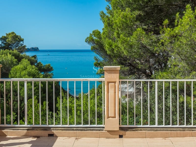 Vue extérieure d'une villa moderne avec piscine réfléchissante, jardin luxuriant et vastes terrasses. Design minimaliste et finitions de haute qualité.
