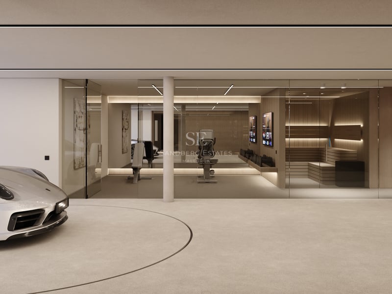 Voiture de sport argentée sur plateforme tournante dans un garage minimaliste avec salle de sport et sauna vitrés.