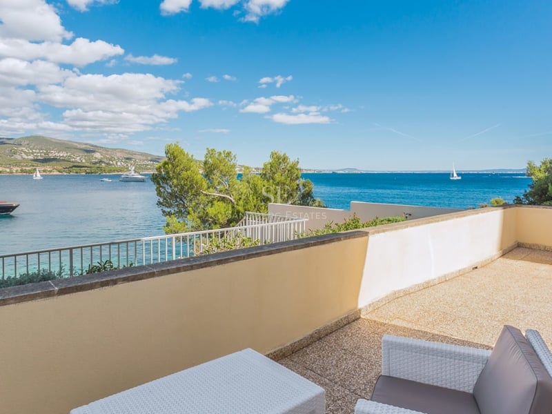 Superbe villa avec piscine à débordement, jardin luxuriant et design moderne. Vastes terrasses et vues panoramiques. Éclairage ambiant doux.