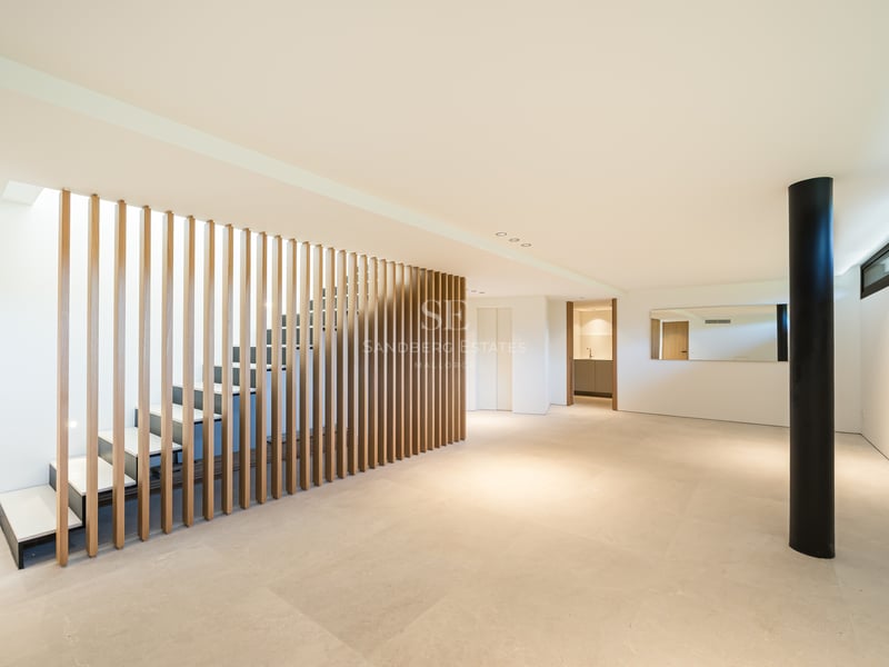 Vaste extérieur avec piscine, coin salon extérieur, transats et végétation luxuriante. Design moderne et élégant.