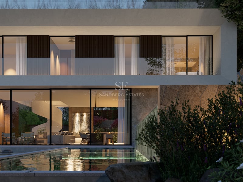 Villa moderne de deux étages avec baies vitrées et piscine réfléchissante entourée de végétation.