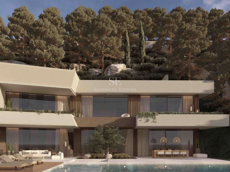 Villa moderne de deux étages avec baies vitrées et piscine devant une forêt de pins méditerranéens.
