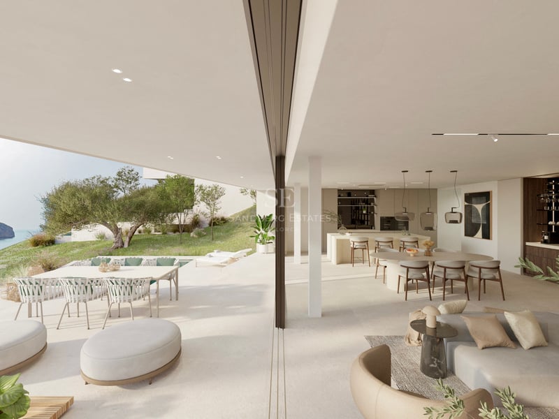 Salon et salle à manger lumineux à aire ouverte fusionnant avec une terrasse offrant une vue sur la mer et les montagnes.