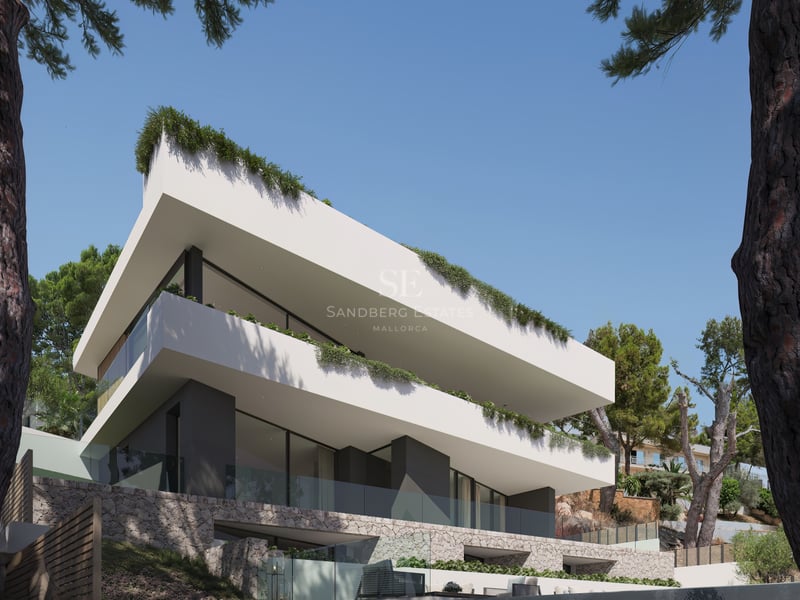 Villa ultra-moderne à plusieurs niveaux blancs avec balcons en verre et piscine à débordement entourée de pins.