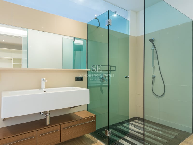 Salle de bain contemporaine avec vasque rectangulaire, meuble en bois suspendu et douche à l'italienne en verre.
