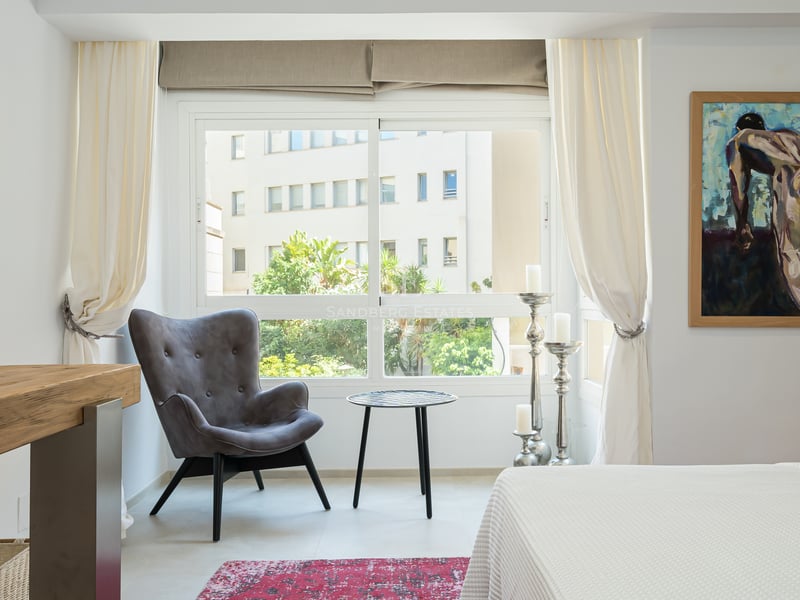 Vue extérieure d'une maison moderne avec piscine à débordement, grandes terrasses et jardins luxuriants. Architecture minimaliste et élégante.