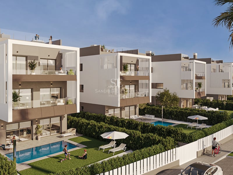 Hileras de villas blancas modernas de tres niveles con piscinas privadas, jardines y solariums bajo un cielo despejado.