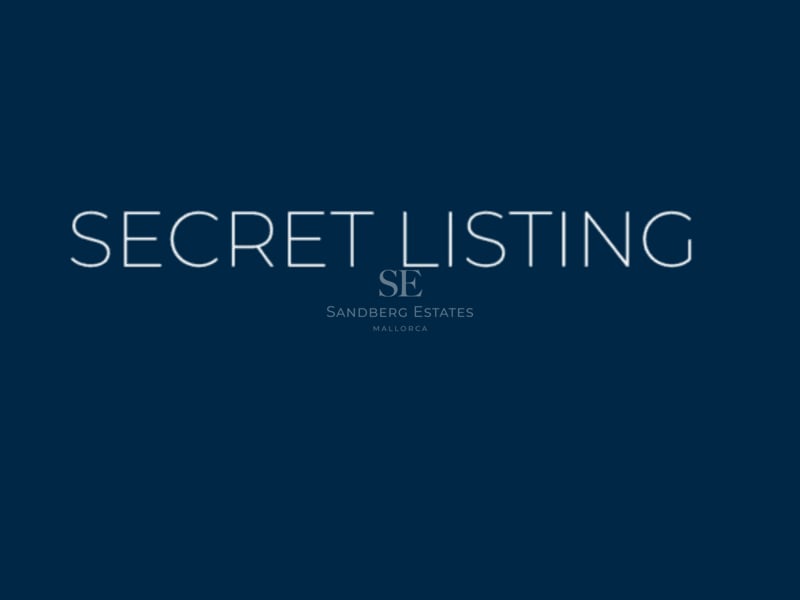 Fond bleu foncé avec le texte blanc SECRET LISTING.