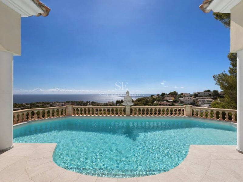 Piscine surélevée avec balustrade en pierre surplombant la mer Méditerranée et la côte environnante.