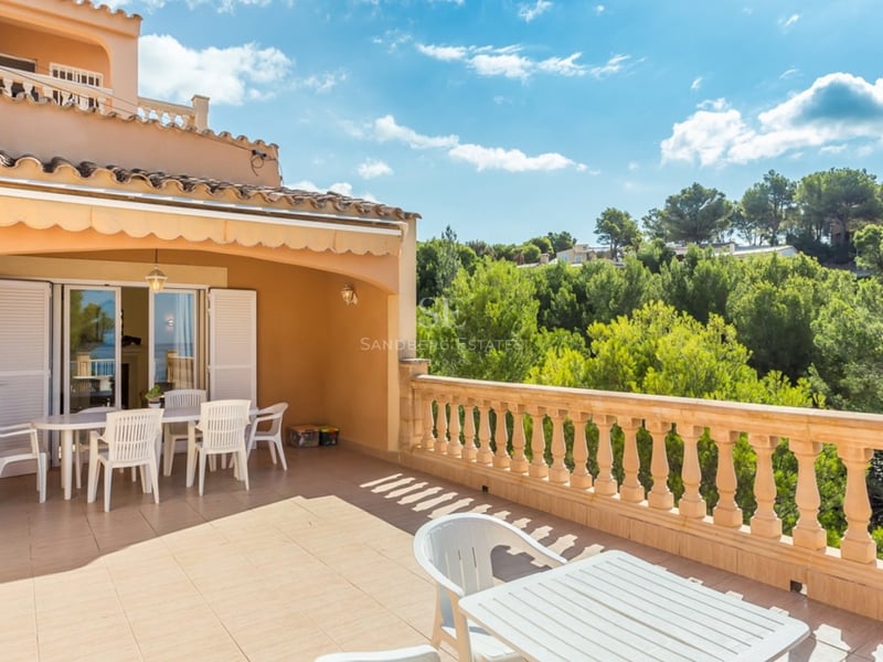 Image d'une villa moderne avec piscine, jardin luxuriant et terrasse ensoleillée. Architecture contemporaine, idéale pour profiter du plein air.