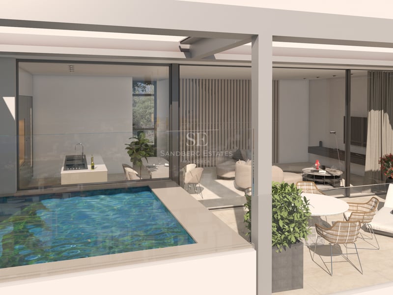 Une terrasse moderne avec une petite piscine, des chaises longues et du mobilier de créateur devant des baies vitrées.