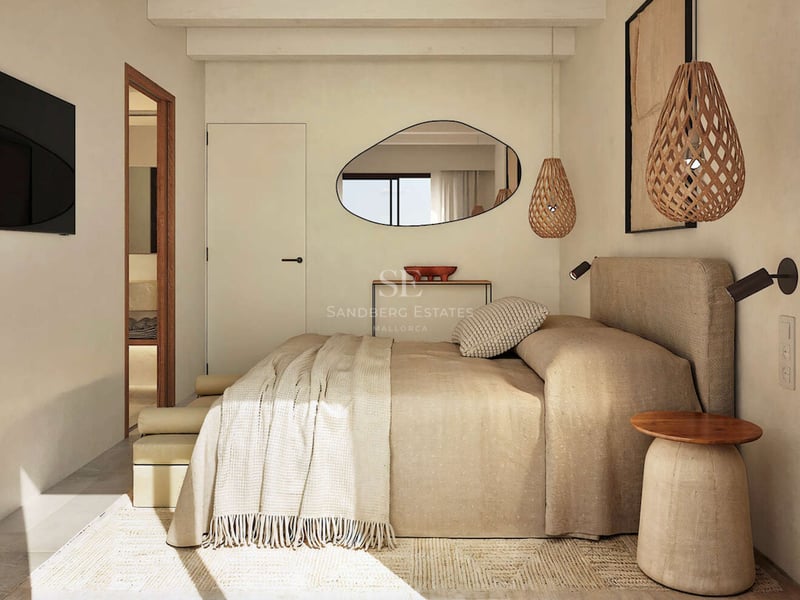 Chambre minimaliste avec literie en lin, miroir de forme organique et suspensions en osier dans des tons neutres.