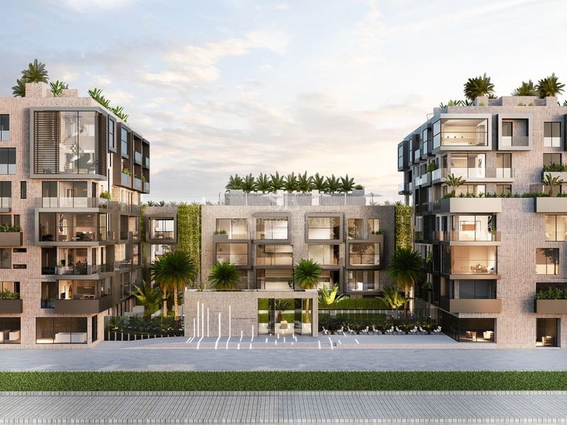 Immeuble moderne en béton et verre avec jardins verticaux et terrasses sur le toit au crépuscule.