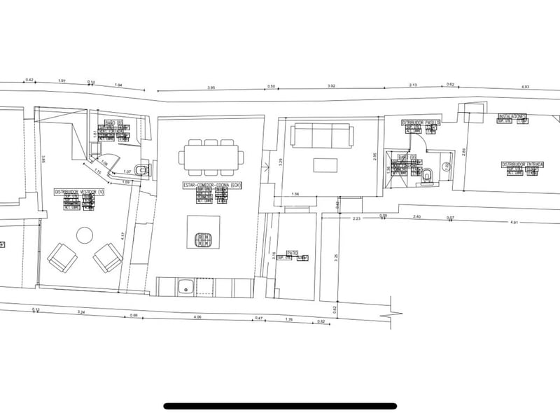 Plan d'architecte du rez-de-chaussée montrant la disposition des pièces, de la cuisine et des patios.