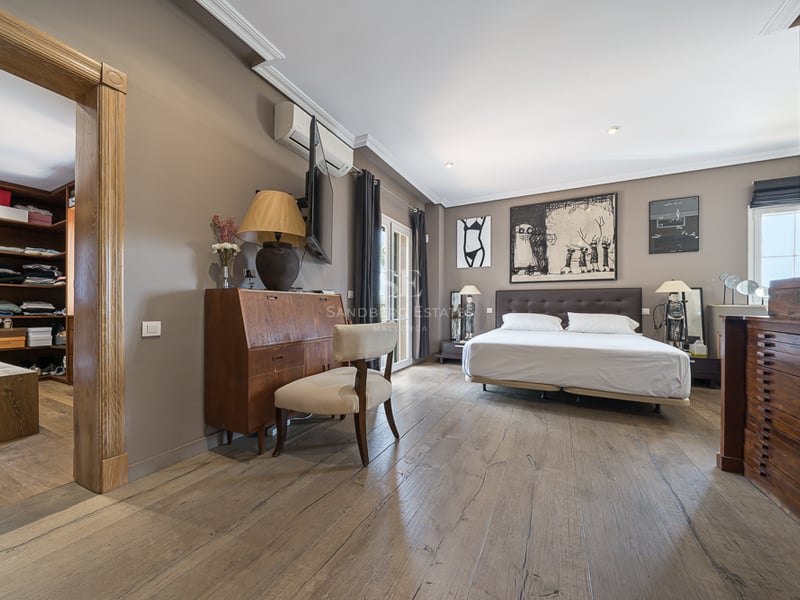 Grande chambre principale avec parquet en chêne à larges lames, lit double et dressing attenant.