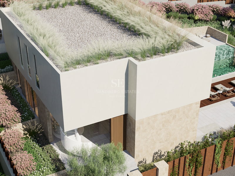 Vue aérienne d'une villa contemporaine avec toit végétalisé, piscine à débordement et espaces extérieurs paysagers.