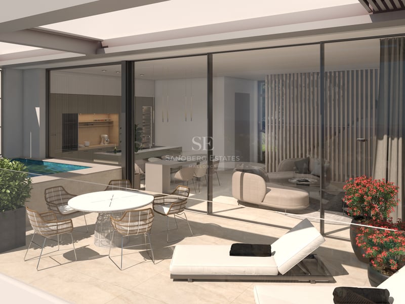 Terrasse moderne avec coin repas, chaises longues et petite piscine à côté du salon et de la cuisine vitrés.