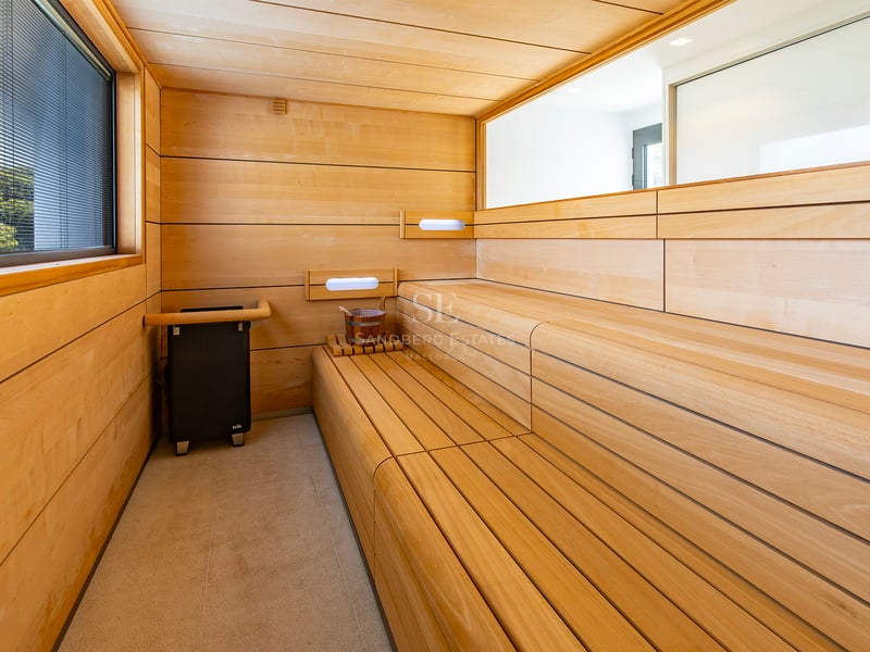 Extérieur d'une villa moderne avec piscine, jardin et larges baies vitrées. Design architectural épuré et contemporain.