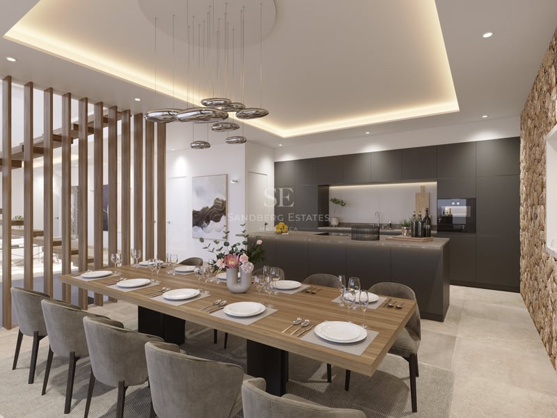 Une salle à manger moderne avec une table en bois, des chaises grises et une cuisine noire avec un mur en pierre.