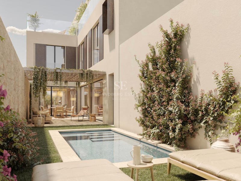 Piscine élégante dans un jardin méditerranéen avec chaises longues, bougainvilliers et patio ombragé.