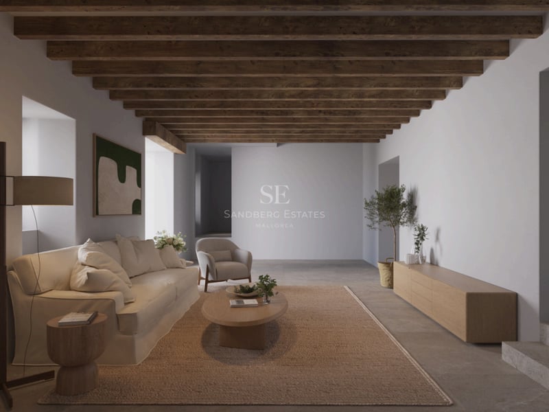 Salon minimaliste avec canapé blanc, poutres en bois foncé au plafond, sol en pierre et tapis en jute.