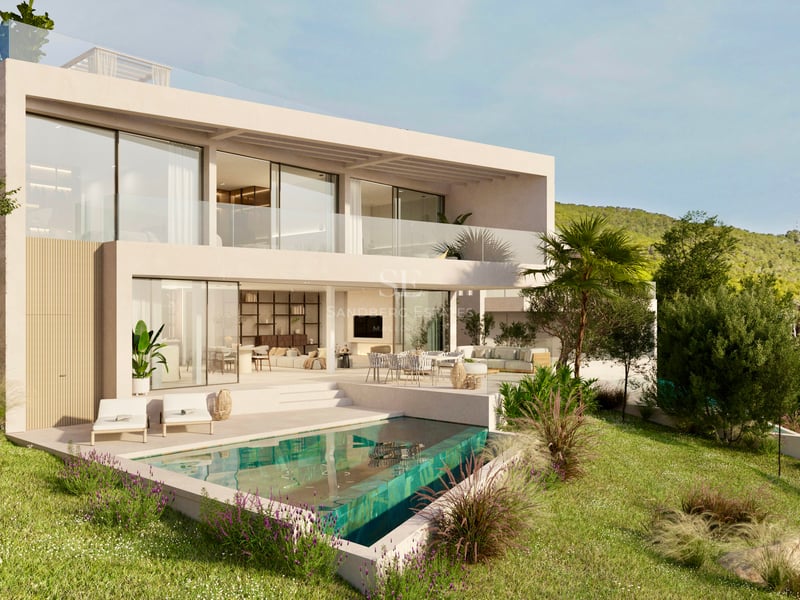 Villa moderne à deux étages avec piscine turquoise, balcons en verre et jardins luxuriants à flanc de colline.