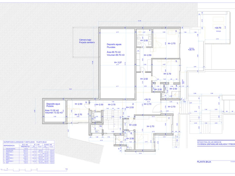 Plan d'architecte technique du rez-de-chaussée montrant les dimensions et la disposition des pièces.
