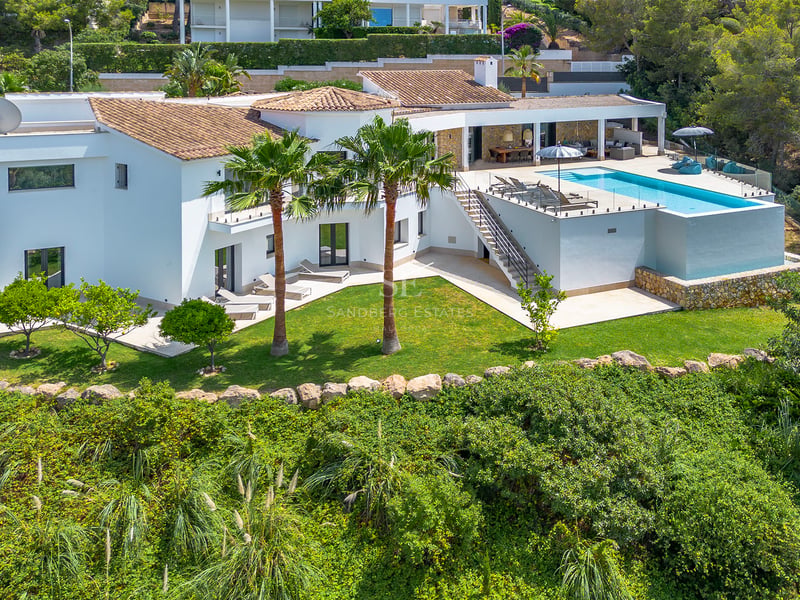 Vue extérieure d'une maison moderne avec piscine. Design minimaliste, grandes baies vitrées et aménagement paysager soigné. Luxe et confort.