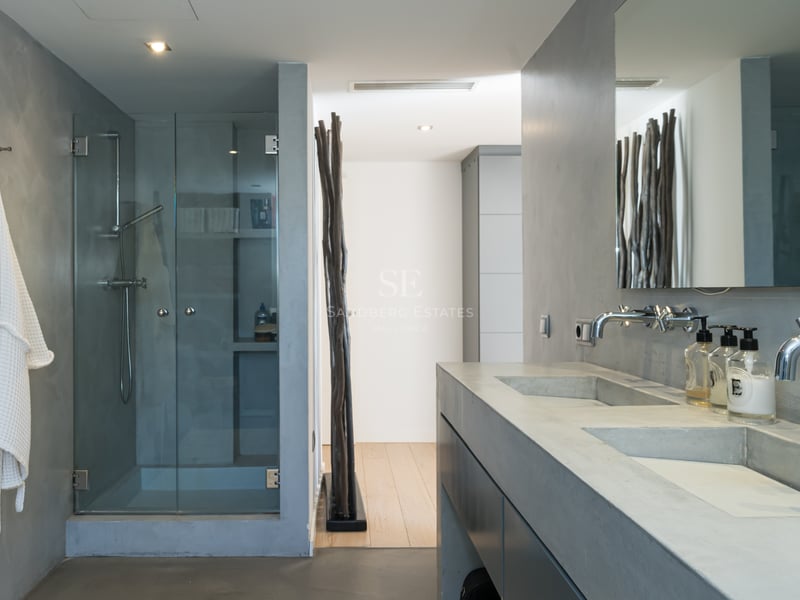 Salle de bains contemporaine avec double vasque en microciment, douche à l'italienne vitrée et robinetterie chromée.