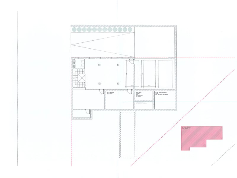 Plan technique du sous-sol illustrant le garage, la salle des machines et les réservoirs d'eau.