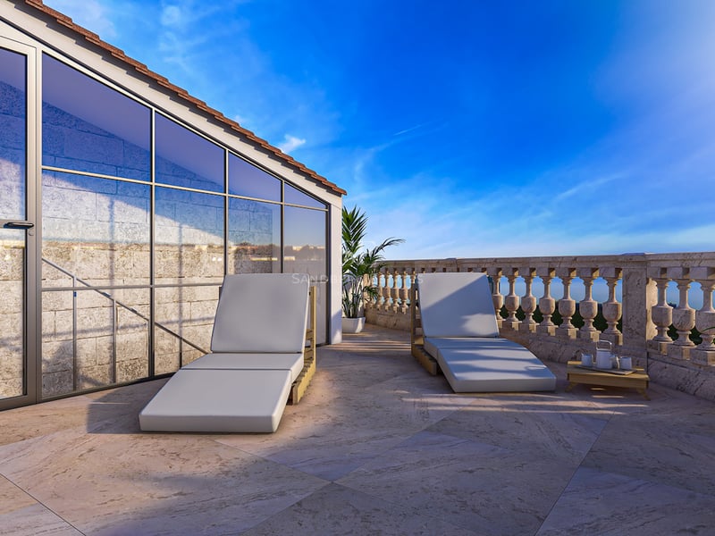 Dachterrasse mit zwei modernen Sonnenliegen, Natursteinboden und verzierter Steinbalustrade unter blauem Himmel.