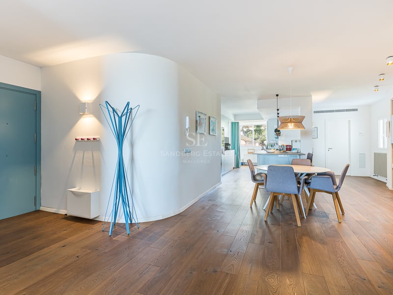 Vaste terrasse avec piscine, mobilier moderne, vues panoramiques et architecture minimaliste. Lumière naturelle et finitions de luxe.